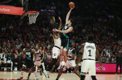 开云下载-开拓者力克马刺，利拉德砍下32分