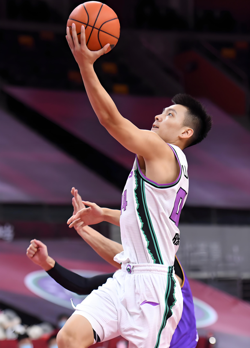 云南男篮奋勇拼搏，斩获胜利