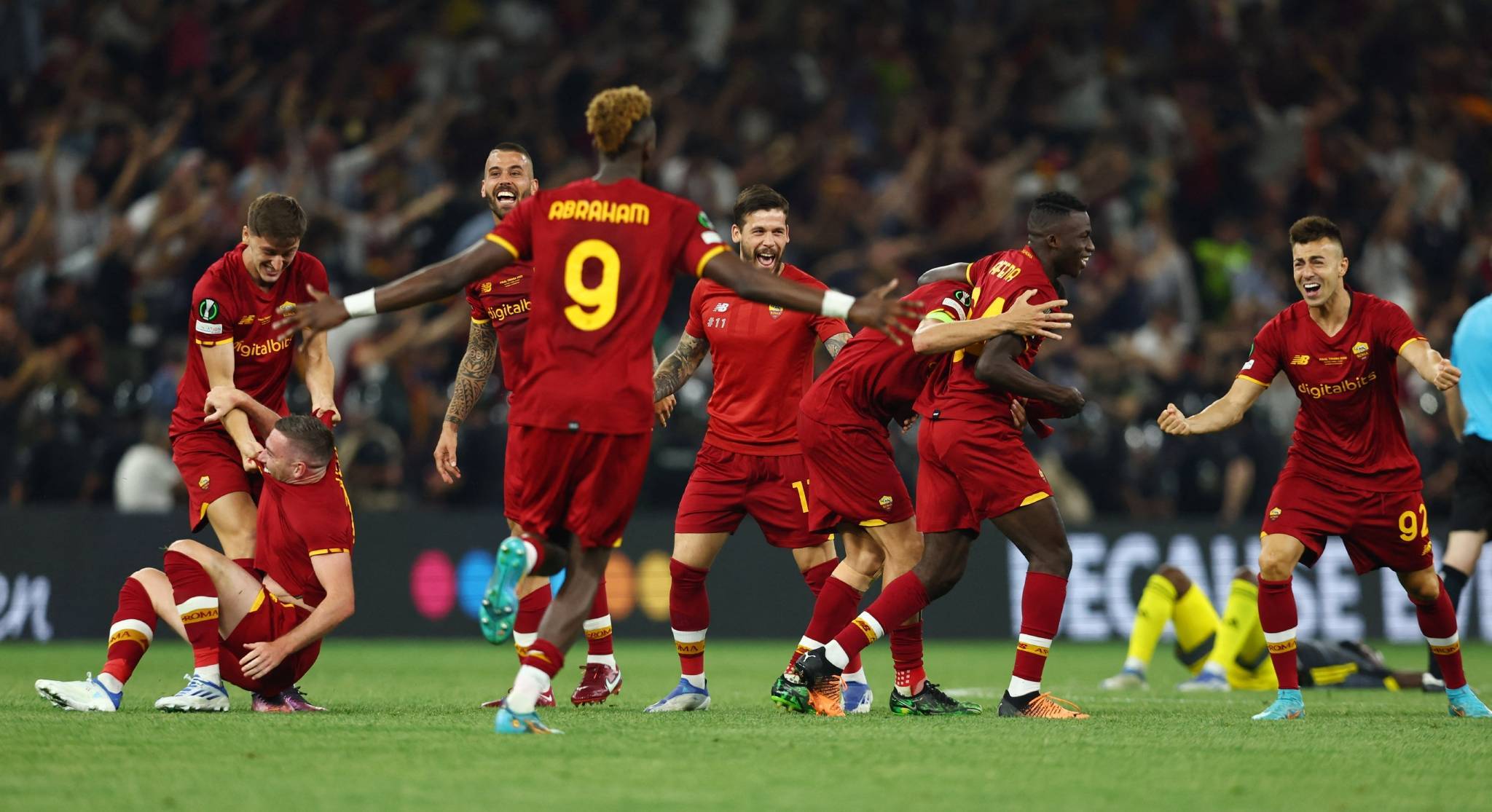 阿贾克斯客场击败热那亚，积分榜上升至第一