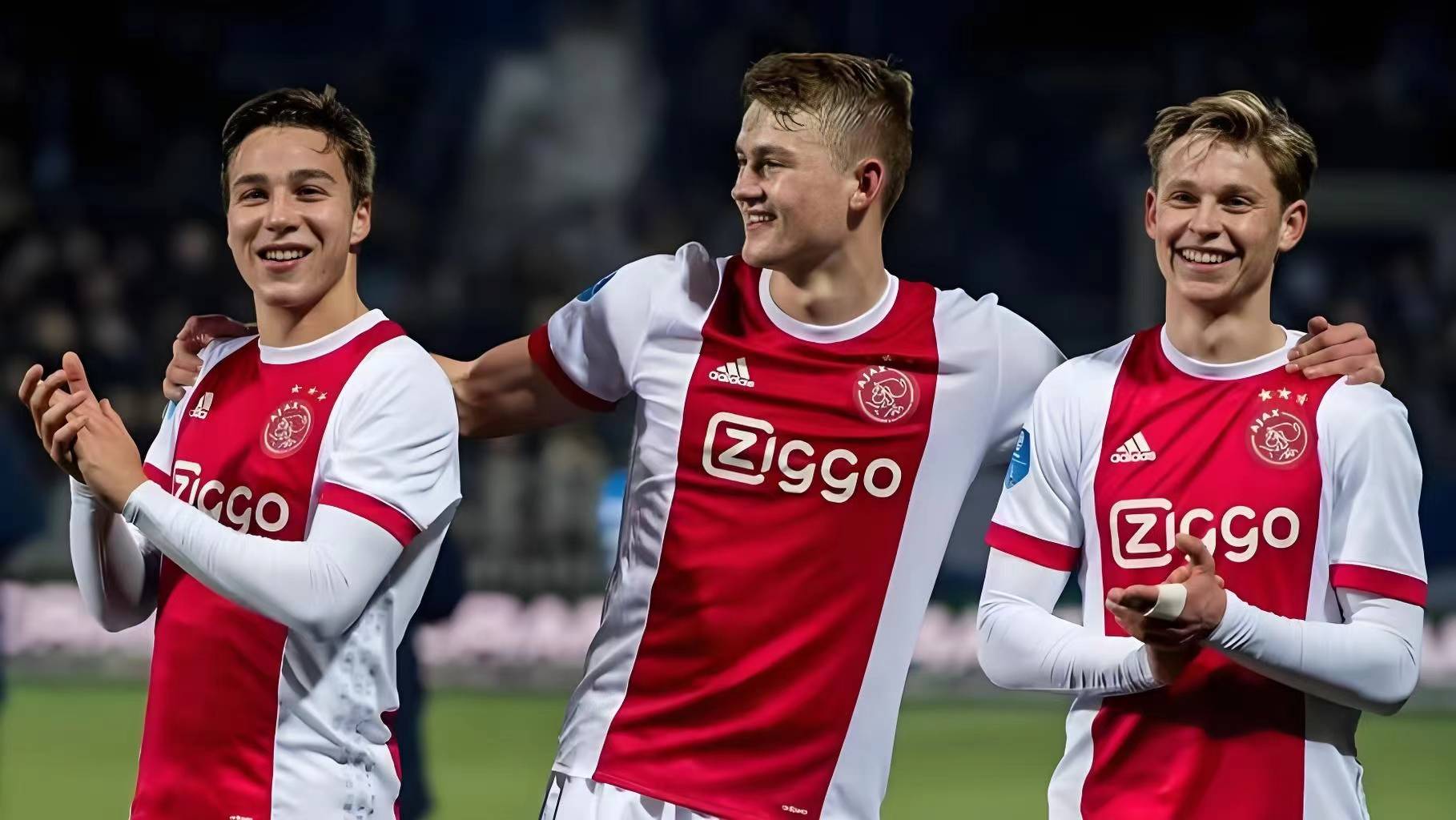 阿贾克斯客场击败热那亚，积分榜上升至第一