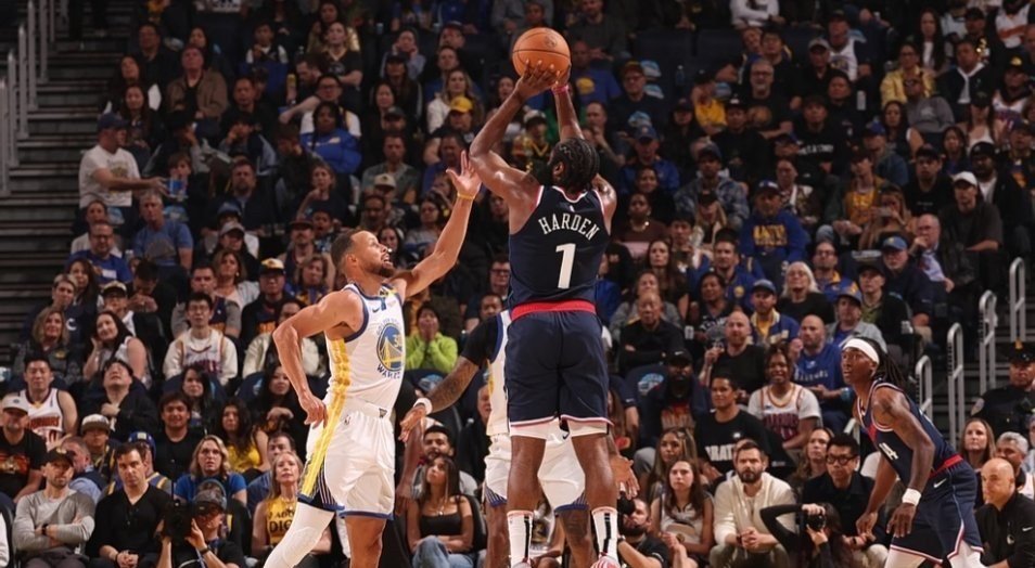 火箭与勇士激战，哈登暴扣制胜的简单介绍