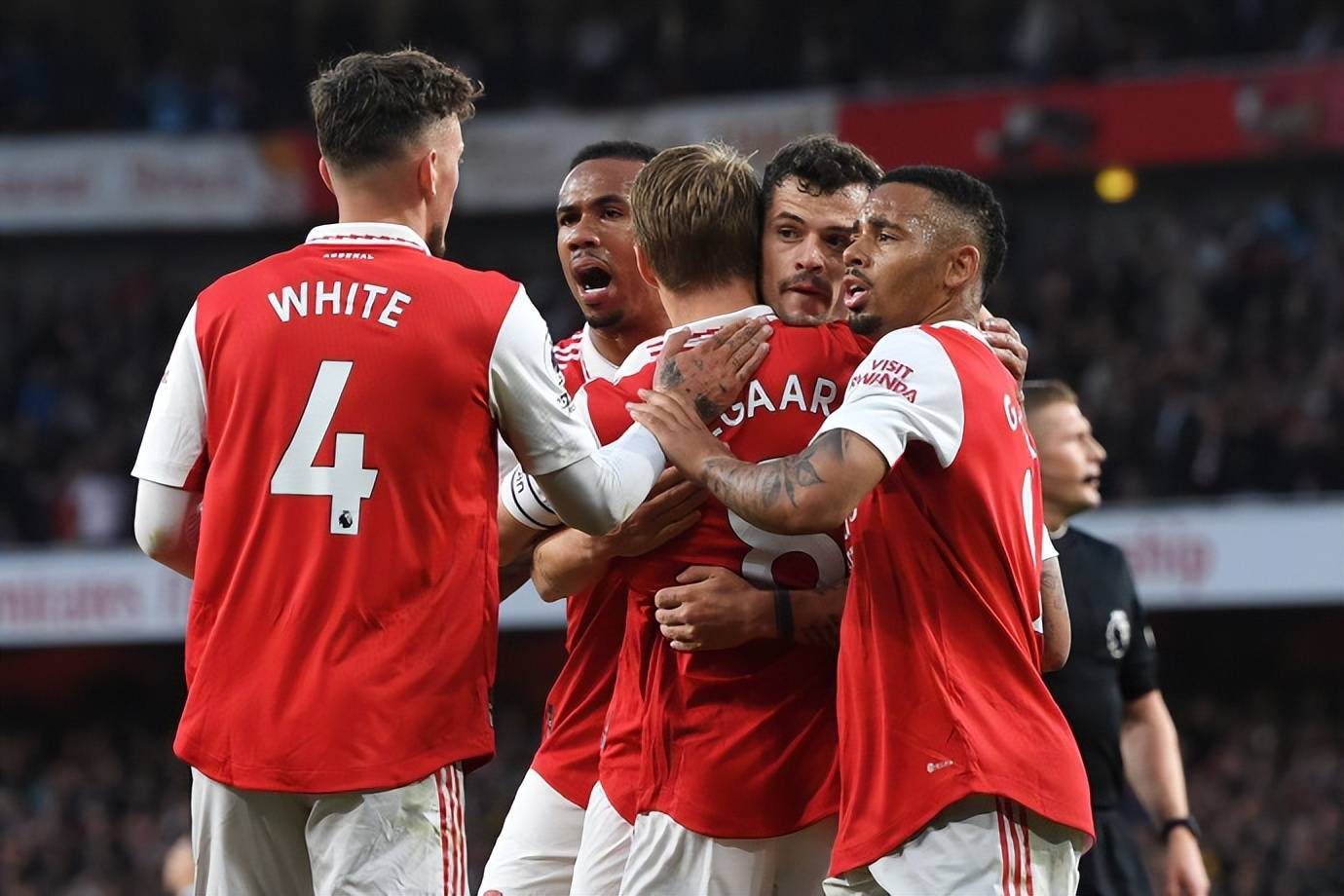 包含阿森纳客场顺利胜出，外战表现仍需持续保持的词条