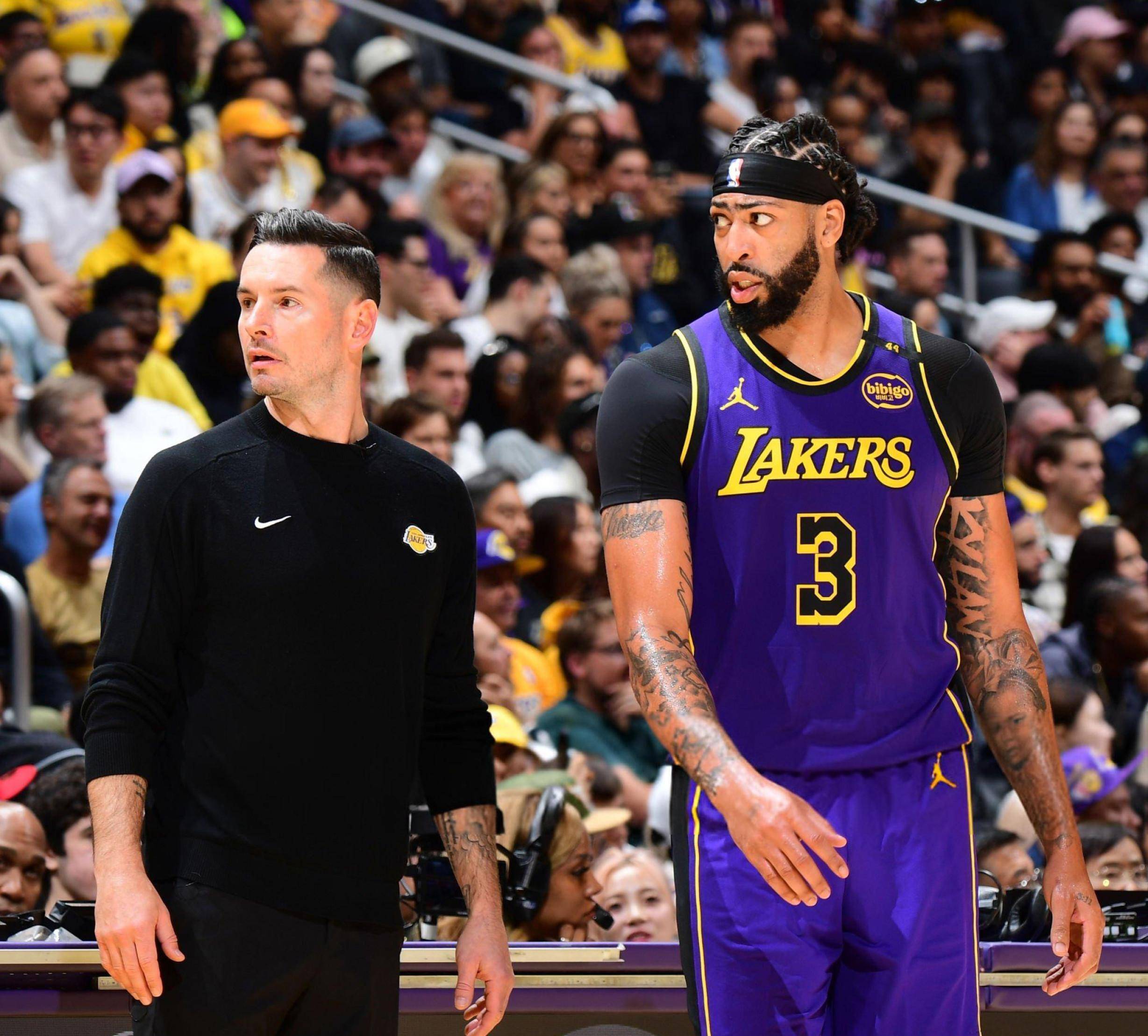 湖人队主教练因策略错误导致连败