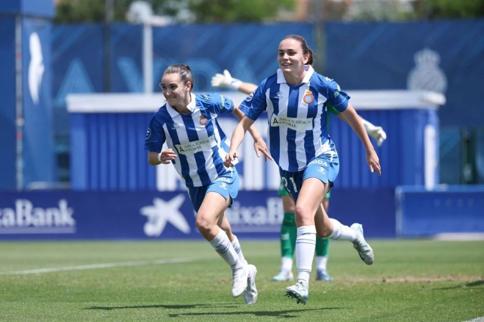 西班牙女足奋力拼搏，晋级八强强