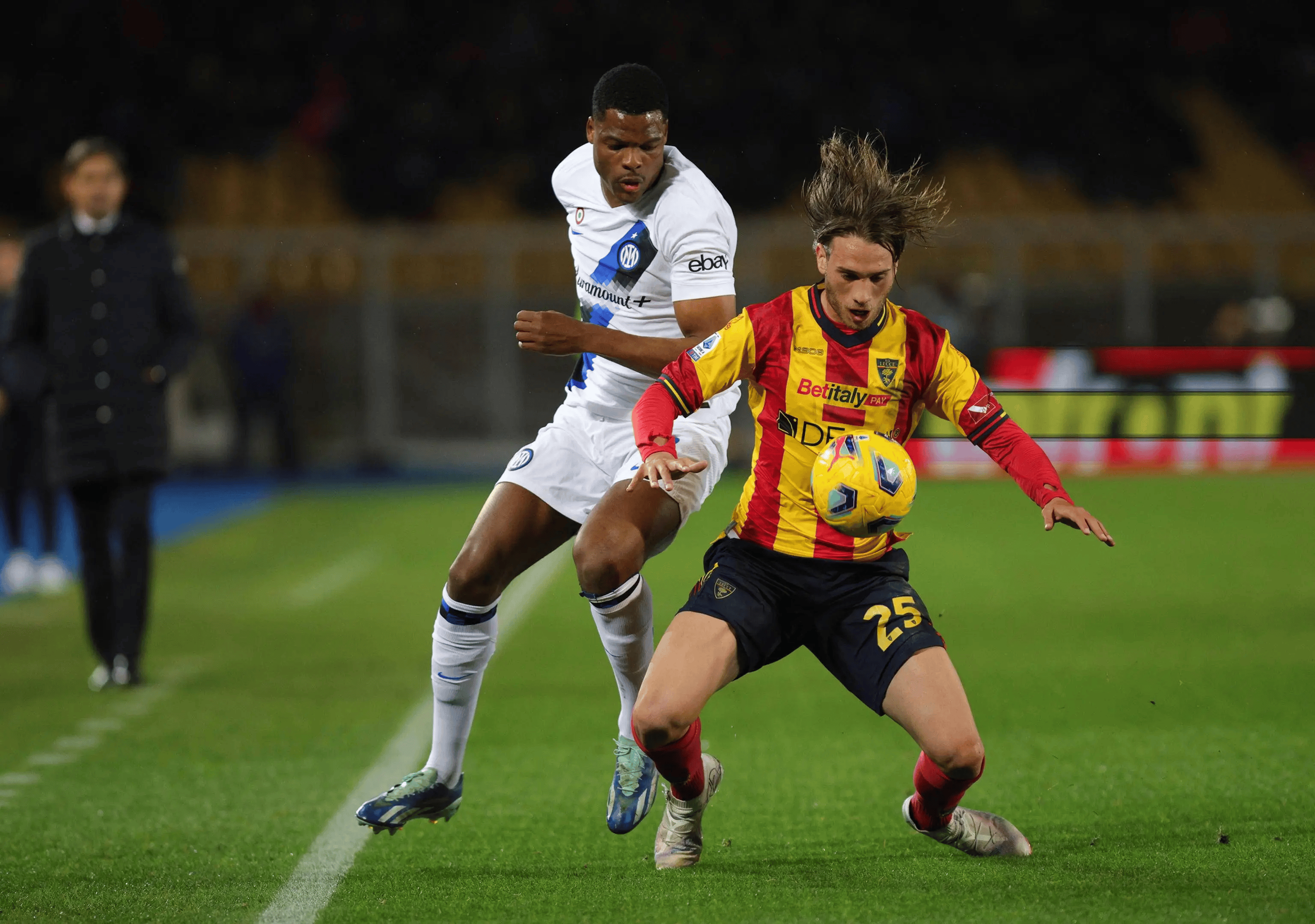 包含AC米兰客场逆转获胜，追逐意甲冠军之路的词条