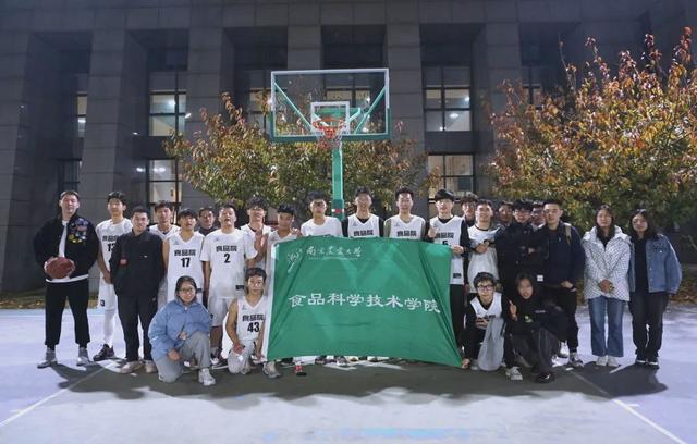 选手们表现出色,彰显团队合作默契精神 选手们表现出色,彰显团队合作默契精神