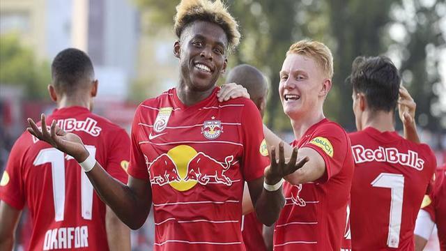 巴黎圣日耳曼击败曼联，携手晋级！