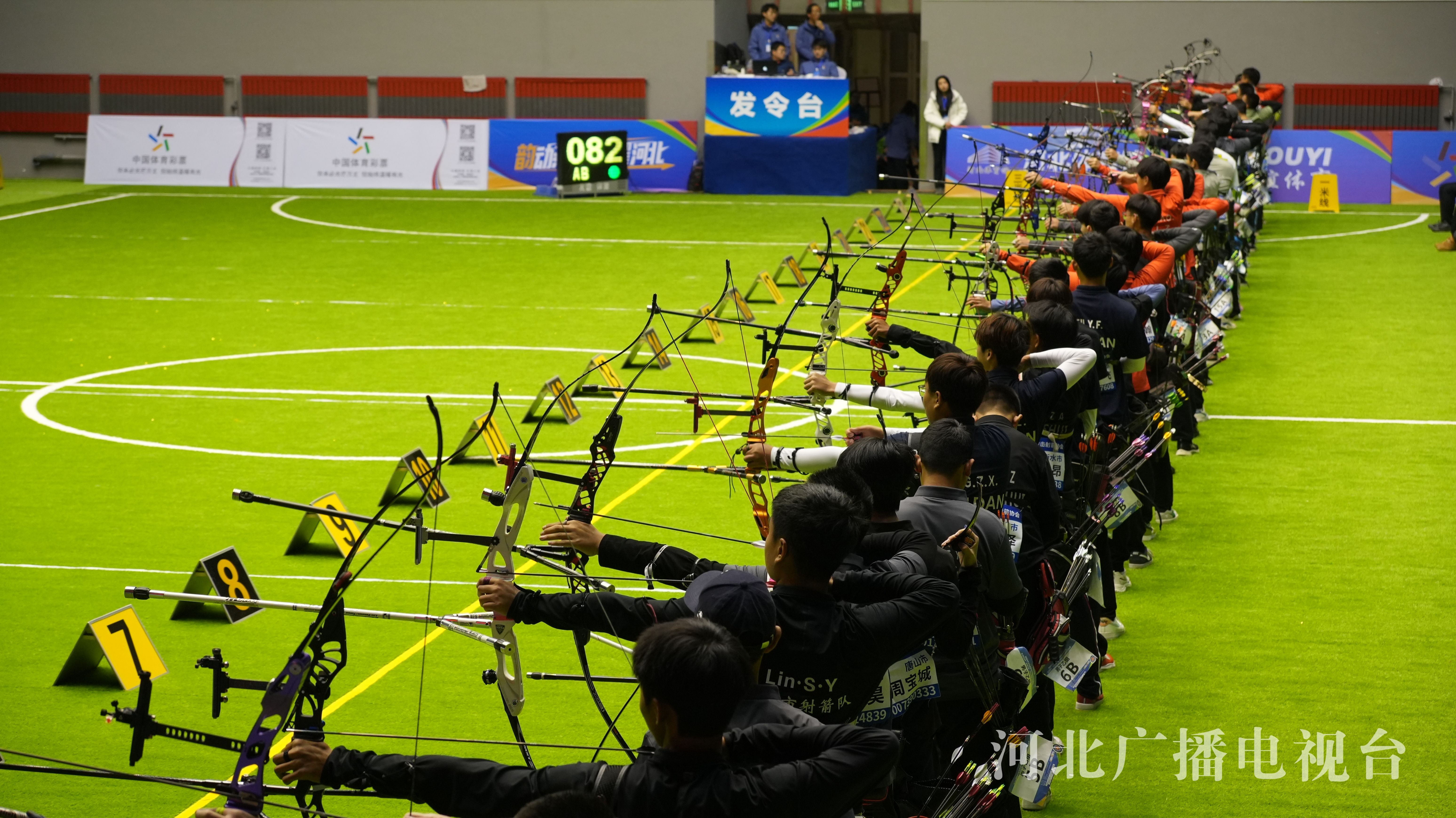 射箭比赛紧张开战,选手集中注意力寻找最佳射击机会的简单介绍 射箭比赛紧张开战,选手集中注意力寻找最佳射击机会的简单介绍