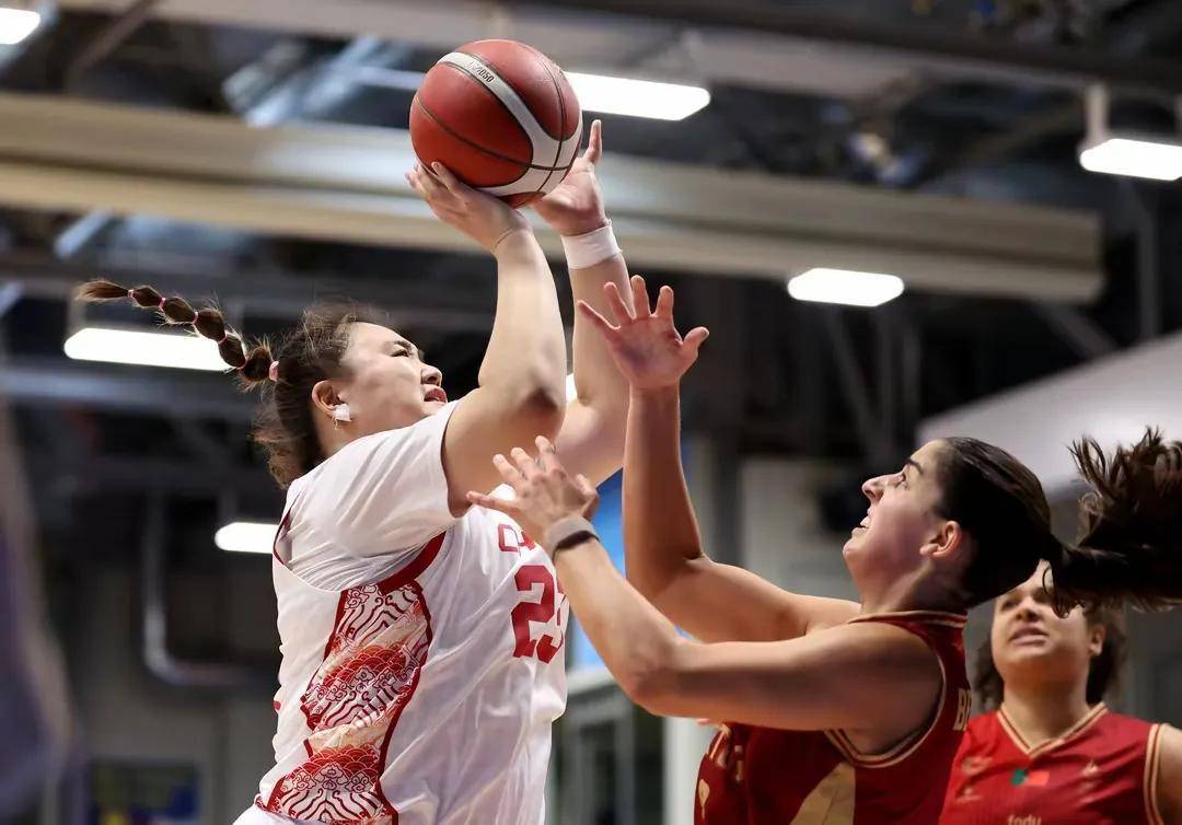 胜负悬念的篮球比赛令人屏息以待 胜负悬念的篮球比赛令人屏息以待