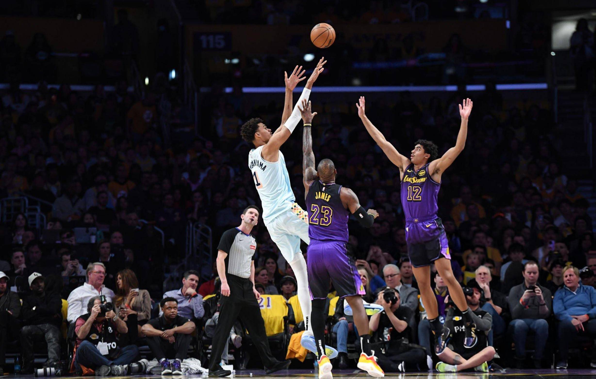 包含湖人痛失与爵士的对决，遭遇两连败的词条