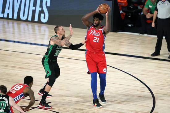 活塞客场惨败76人被横扫出局，格里芬单核无力