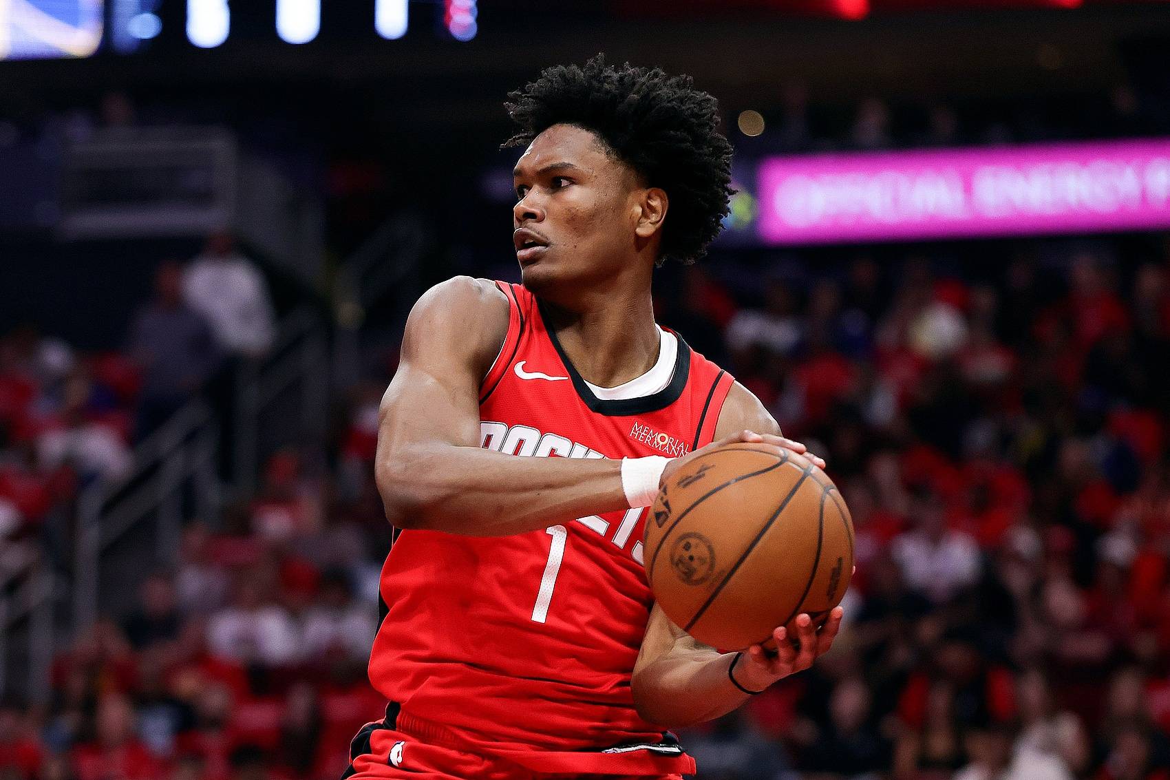 火箭主场击败魔术，卡佩拉表现亮眼