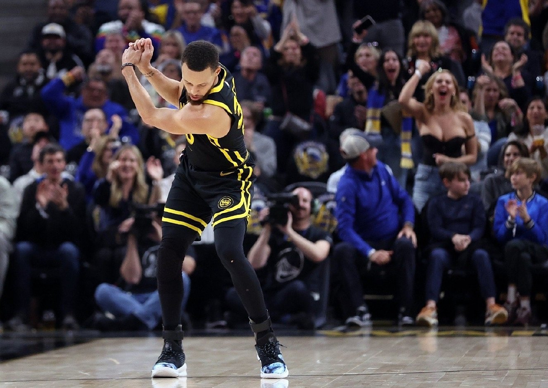 勇士客场逆转雄鹿，取得两连胜