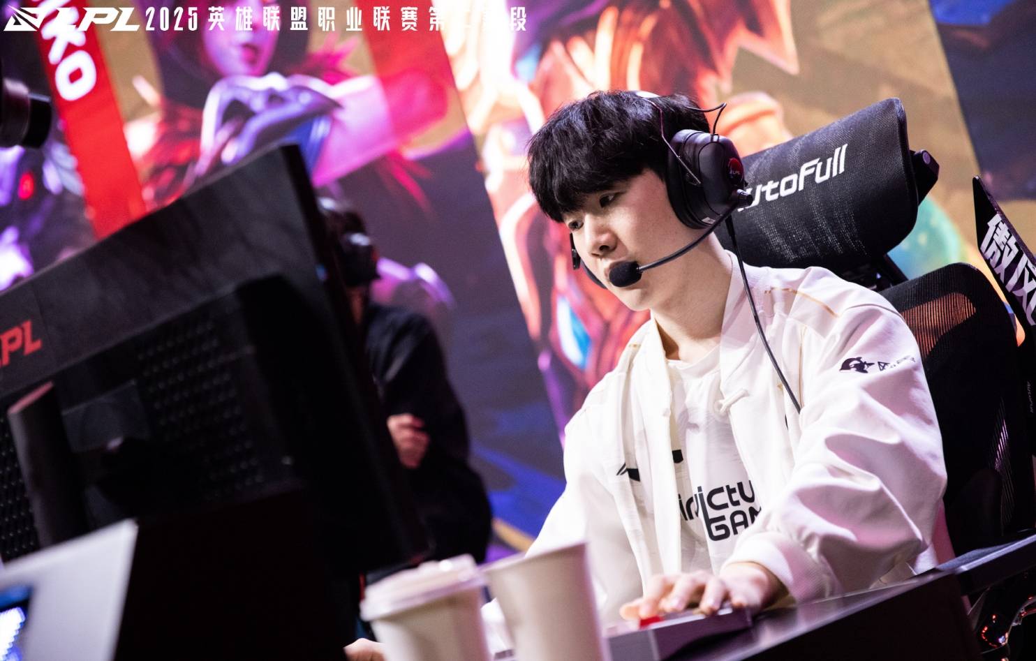 包含G2碾压LGD，Scout团战一打五激烈交锋四强赛，技惊四座的词条